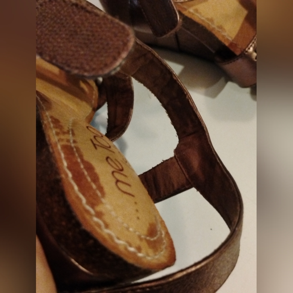 ...Me Too(Soho) Brown Tan Strappy Sandals Ankle Metal Square Plates Decor 7.5 - Picture 14 of 16
